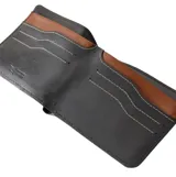 Billetera Rip Curl modelo Dosed Rfid Slim, color negro, confeccionada en cuero con costuras a la vista en tono contrastante y logo de la marca grabado en el frente.