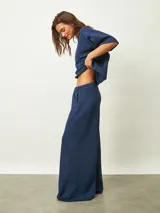 Pantalón azul oscuro de corte recto y tiro alto, con cintura elástica y bolsillos laterales.