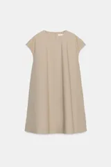 Vestido corto Zara de la colección ZW Collection, color beige, confeccionado en mezcla de algodón. Presenta cuello redondo, manga corta, bolsillos laterales ocultos en costura, bajo evasé y cierre en la espalda con cremallera.