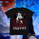 Remera negra de algodón con estampado de Madara Uchiha y Obito Uchiha del anime Naruto Shippuden. Incluye texto en japonés.
