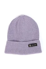 Gorro de lana tejido color lila con etiqueta negra con logo en el frente.
