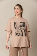 Remera color beige de algodón, manga corta, cuello redondo y estampado frontal con una fotografía en blanco y negro de una mujer con una toalla en la cabeza y anteojos de sol, con la leyenda "BOARD MOOD" y "OGUE ESTD 1876".