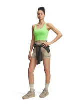 Short deportivo de tiro alto con diseño de camuflaje en tonos beige. Cuenta con bolsillos laterales y tejido elástico de alto rendimiento que absorbe el sudor.