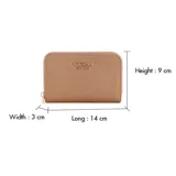 Billetera compacta Guess modelo Amorette, color beige de cuero sintético con cierre perimetral y logo metálico dorado en la parte frontal.