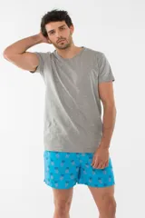 Short de baño azul con estampado de flamencos.