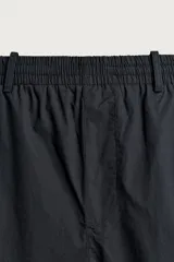Pantalón straight fit color negro, confeccionado en popelín de algodón, con cintura elástica y bolsillos frontales.