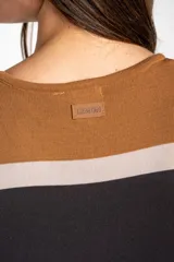 Vestido midi de tejido de punto con diseño de rayas horizontales en tonos marrón, negro y beige. Presenta cuello redondo, mangas cortas y un corte holgado y fluido.