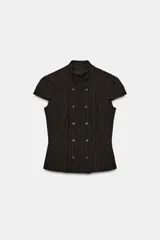 Top de cuello subido y manga muy corta abullonada, de color marrón oscuro con diseño de rayas finas verticales. Presenta doble botonadura frontal y corte entallado.
