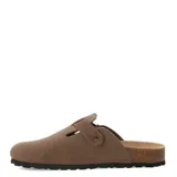 Zuecos de gamuza color taupe, con diseño de punta cerrada, una hebilla metálica lateral y suela de corcho con base de goma negra.