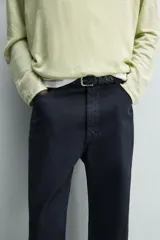 Pantalón cargo straight fit de algodón color negro con efecto lavado, bolsillos laterales en las piernas y cierre frontal con cremallera y botón.