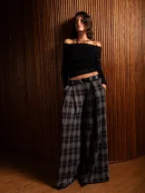 Blusa de encaje negro, manga larga, con escote bote y diseño ajustado al cuerpo.