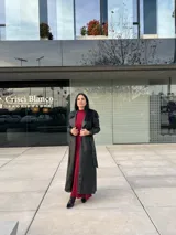 Vestido largo color borgoña, de corte ajustado, con cuello alto y mangas largas.