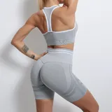 Short deportivo gris con cintura alta y diseño ajustado.
