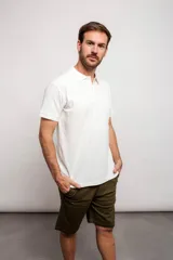 Chomba lisa de corte regular fit, confeccionada en 80% algodón y 20% poliéster.