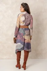 Cinturón ancho con banda central de gamuza sintética y hebilla metálica dorada de diseño texturizado y forma cuadrada.