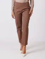 Pantalón de corte entallado y largo cropped, confeccionado en tejido con elasticidad técnica resistente a las arrugas. Presenta una pretina ancha y plana para un ajuste cómodo, bolsillos simulados en el frente y en la parte posterior, y pequeñas aberturas laterales en el ruedo.