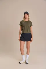 Remera deportiva verde militar de calce suelto, con mangas cortas, sisas desplazadas y abertura en la espalda. Confeccionada en tejido liviano y respirable con tecnología Quick Dry y Easy Care.