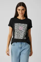 Remera de algodón negra con cuello redondo y mangas cortas con dobladillo. Presenta un estampado central cuadrado con diseño animal print en tonos grisáceos y la frase 'GAZE AWAY' en color rosado.