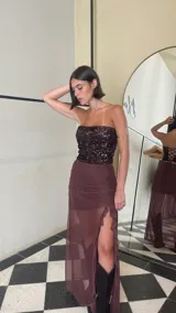 Strapless de lentejuelas color marrón oscuro, con diseño ajustado y espalda regulable.
