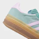 Championes Adidas Gazelle Bold de plataforma, confeccionados en gamuza color verde agua con detalles en rosa pastel. Presentan la icónica silueta de la marca con suela de caucho apilada en tonos caramelo y cierre de cordones.