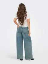 Jean de tiro alto con corte wide leg y pierna ancha, confeccionado en denim de sarga con estructura firme.