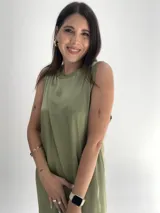 Vestido negro largo de tela satinada, sin mangas y con cuello redondo.