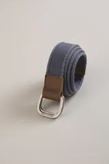 Cinturón gris de tela con hebilla metálica doble cuadrada.
