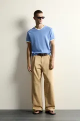 Camiseta de corte regular en color azul, con cuello en pico y bordes de las mangas en color amarillo a contraste.