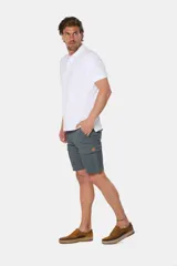 Bermuda cargo azul confeccionada en 98% algodón y 2% spandex.