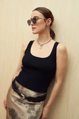 Top negro sin mangas de tejido acanalado con escote redondo y calce al cuerpo.