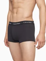 Pack de tres boxers tipo trunk Calvin Klein, confeccionados en algodón elástico. Presentan un diseño liso en color negro con cintura elástica distintiva de la marca con el logo estampado en contraste.