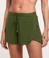 Short corto blanco de crepé con cintura elástica, cordón ajustable con punteras doradas y ruedo redondeado, diseñado como salida de playa por Bossa Nossa.