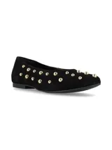 Ballerinas de cuero nobuck color negro, con punta cuadrada y apliques metálicos niquelados en la parte frontal.