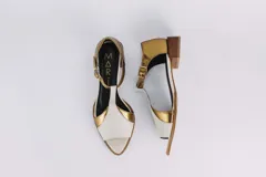 Sandalias de cuero plateadas con puntera abierta, tiras finas y tacón bajo de madera.