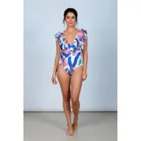 Malla enteriza con estampado tropical de hojas en tonos azules, fucsias y verdes sobre fondo blanco. Presenta escote en V profundo, mangas con volados y corte de pierna alto.