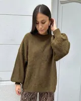 Sweater de tejido de punto color gris oscuro, con cuello redondo y mangas amplias con puños ajustados.
