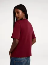 Camiseta básica de manga corta con cuello redondo acanalado, confeccionada en tejido de algodón de corte holgado.