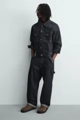 Zueco marrón de piel con acabado serraje, detalle de cinta en el empeine, plantilla acolchada, horma redonda y suela con volumen.