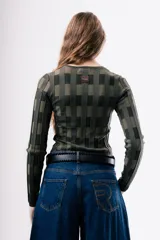 Top de tejido de punto ajustado al cuerpo, con diseño de rayas verticales en tonos bordó y rojo. Presenta cuello redondo y mangas largas.