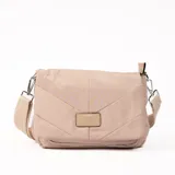 Bandolera acolchada color beige con correa de tela regulable y cierre con solapa.