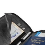 Billetera gris con cierre de cremallera, con el logo de la marca Baleine grabado en la parte inferior.