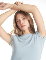 Remera de modal acanalado color celeste, con escote redondo a la base y manga corta.