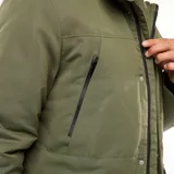 Parka color verde militar con capucha, cierre frontal con cremallera y botones a presión. Cuenta con bolsillos laterales con cierre y bolsillos frontales tipo cargo con solapa.