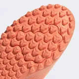 Championes de fútbol Adidas modelo F50 Club, color naranja con tres franjas y estampado 'F50' en azul. Presentan una suela de caucho con tacos bajos para césped artificial.