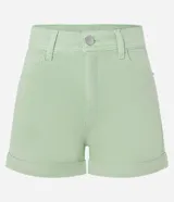 Short de sarga color blanco, de cintura alta, con bolsillos delanteros y traseros, trabillas para cinturón y bajo plegado. Cuenta con cierre frontal de botón y cremallera.