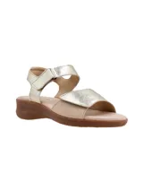 Sandalias de cuero con acabado metalizado dorado, diseño de dos tiras con cierre de velcro ajustable, plantilla acolchada y suela de goma texturizada en tono marrón.