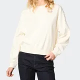 Buzo de cuello redondo en color blanco, con diseño de calce holgado y mangas largas. Presenta el logo de la marca bordado en pequeño en el pecho.