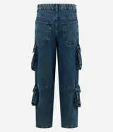 Pantalón cargo de jean azul con corte loose, cintura baja, múltiples bolsillos laterales estructurados y cierre funcional en el ruedo.
