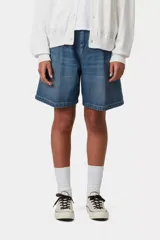 Short de denim azul de algodón, con corte holgado y pliegues frontales, lavado a la piedra.