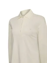 Remera manga larga de piqué de algodón pima color blanco marfil, con cuello camisero, tapeta con botones frontales y sutil bordado en el pecho.